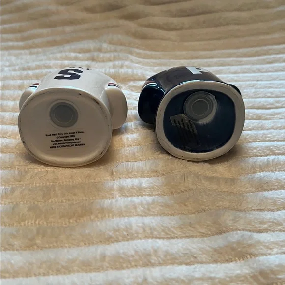 NY Giants Jersey Salt and Pepper Shakers - Picture 4 of 4